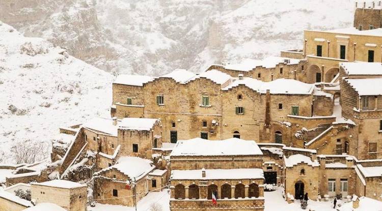 Basilicata'da İlk insanların kentine kar yağdı.